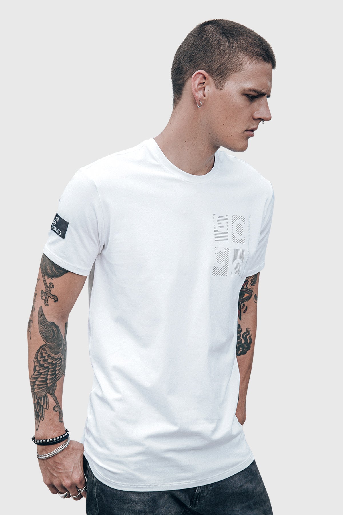 Camiseta unicolor estampado en pecho